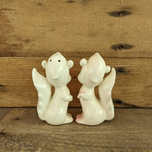 Vintage Anthropomorphic White Squirrel Magnetic Salt & Pepper Shakers by Enesco - Picture 4 of 10